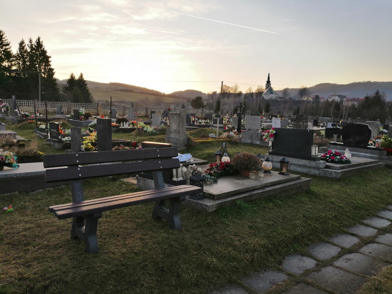 Osadenie vybraných prvkov mobiliáru na cintorine spolu s revitalizáciou a výsadbou verejnej zelene